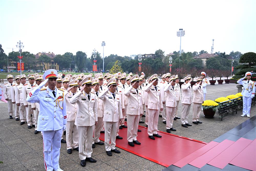 Đoàn đại biểu Đảng ủy Công an Trung ương, Bộ Công an đặt vòng hoa, vào Lăng viếng Chủ tịch Hồ Chí Minh.