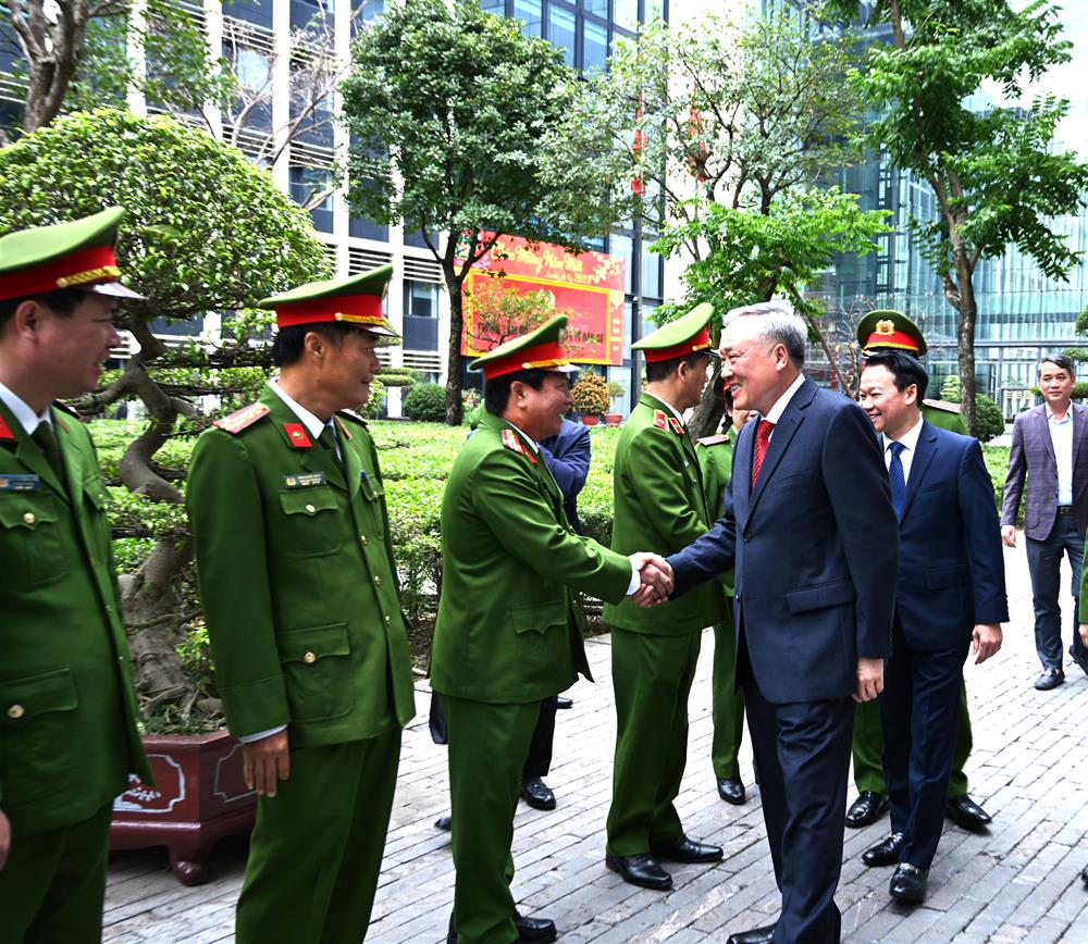 Phó Thủ tướng Thường trực Chính phủ Nguyễn Hòa Bình thăm, chúc Tết cán bộ, chiến sĩ Cục Cảnh sát PCTP về môi trường.