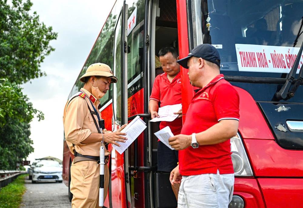 ảnh sát giao thông kiểm tra xe kinh doanh vận tải.