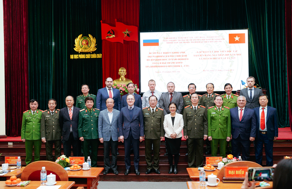 Các đại biểu chụp ảnh lưu niệm tại buổi gặp mặt.