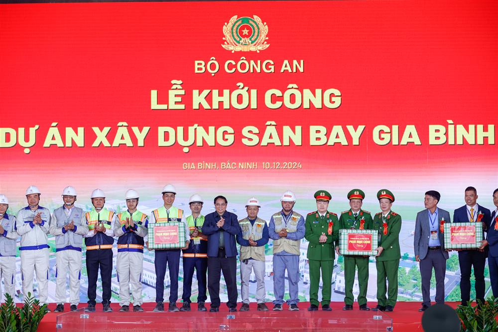 Thủ tướng trò chuyện, động viên và tặng quà các lực lượng tham gia thi công sân bay Gia Bình.