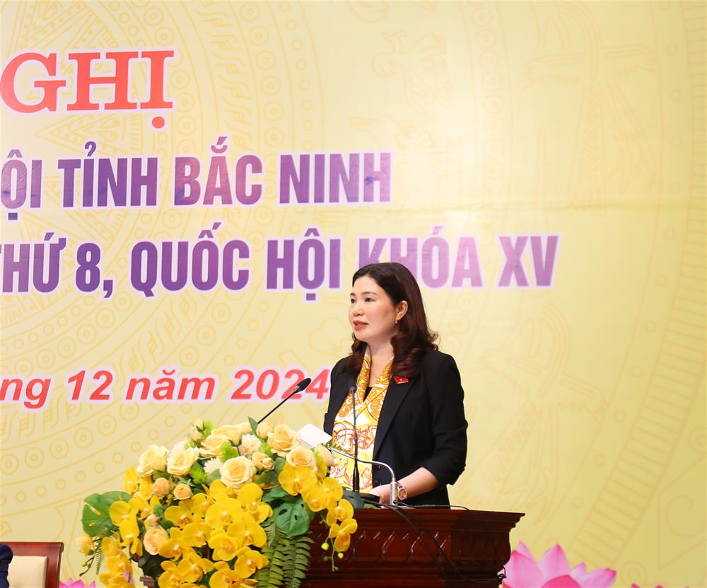 Đồng chí Trần Thị Vân, Phó trưởng đoàn ĐBQH tỉnh Bắc Ninh báo cáo kết quả giải quyết, trả lờu kiến nghị của cử tri gửi đến trước Kỳ họp thứ 8.