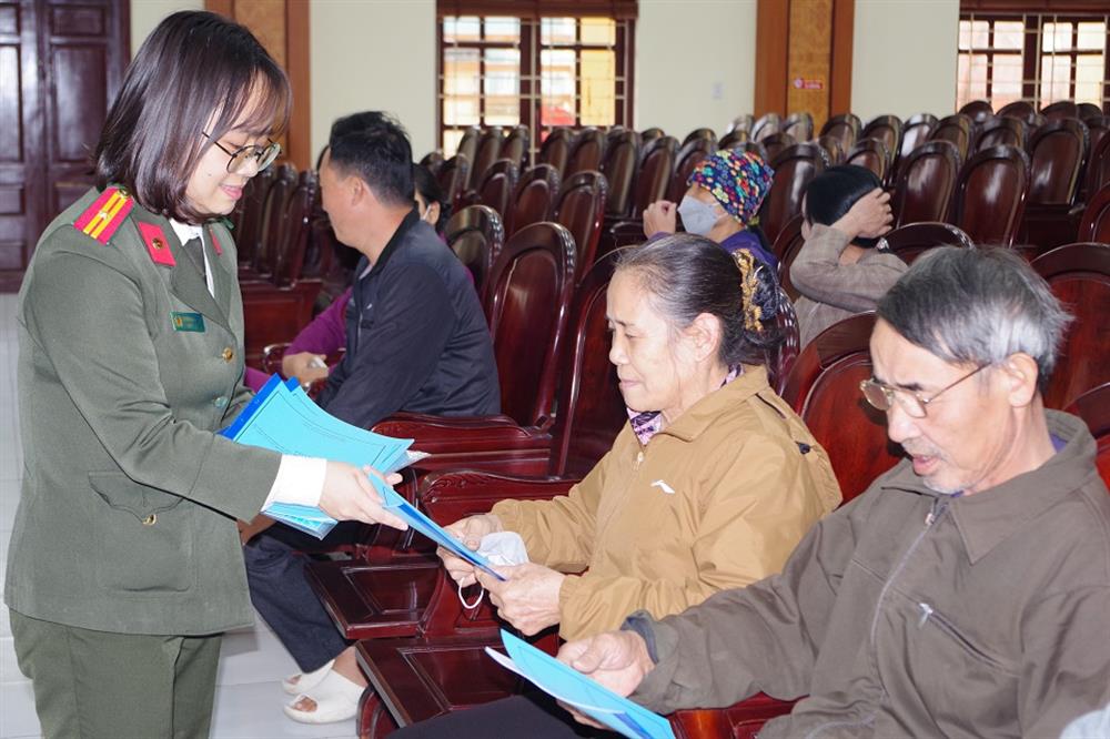 Lực lượng chức năng tuyên truyền tới nhân dân về tác hại của ma túy thông qua tờ rơi pháp luật.