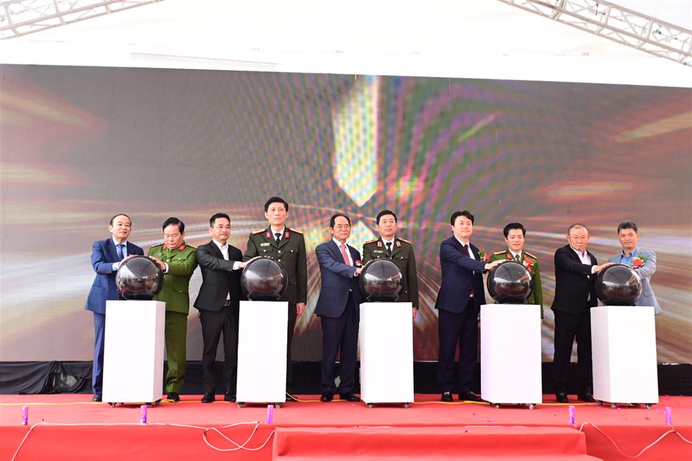 Các lãnh đạo ấn nút khai trương.
