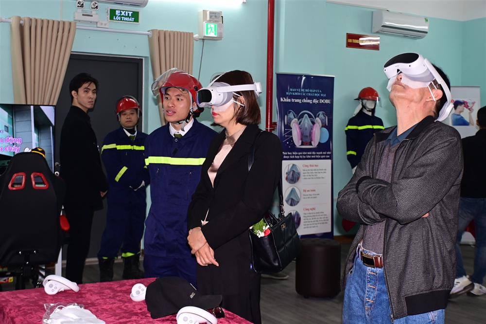 Học sinh và nhân dân tham gia trải nghiệm.