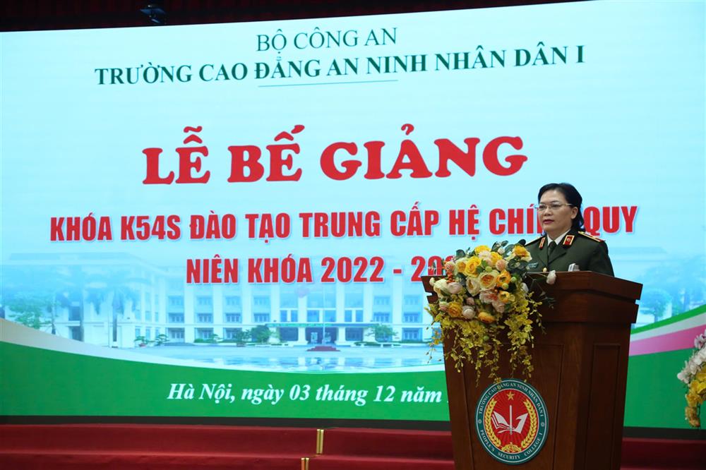 Thiếu tướng, PGS. TS Đinh Ngọc Hoa phát biểu giao nhiệm vụ cho học viên tốt nghiệp ra trường