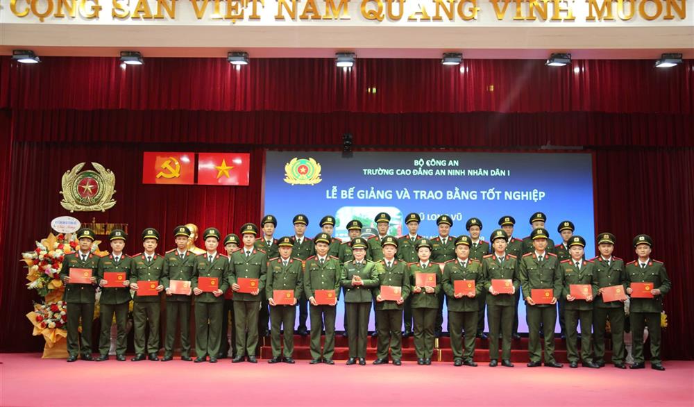 Thiếu tướng, PGS. TS Đinh Ngọc Hoa, Hiệu trưởng Nhà trường trao bằng tốt nghiệp cho học viên khóa học.