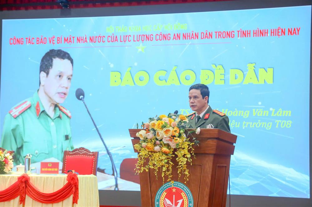 TS. Đại tá Hoàng Văn Lâm - Phó Hiệu trưởng Trường Cao đẳng An ninh nhân dân I trình bày báo cáo đề dẫn hội thảo.