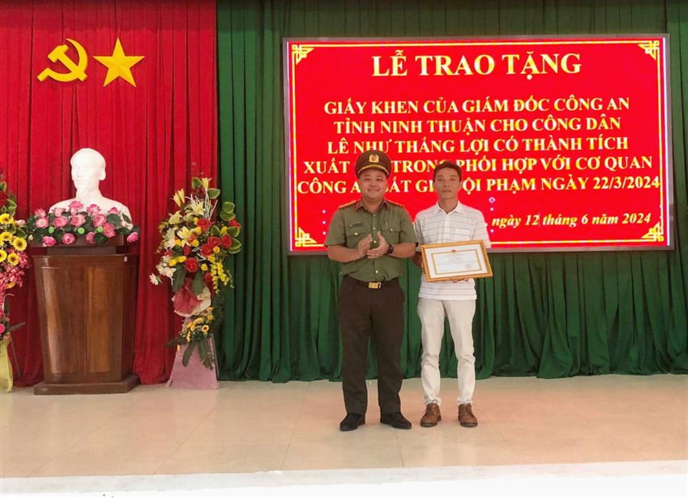 Đại diện lãnh đạo Phòng Tham mưu Công an tỉnh trao tặng giấy khen của Giám đốc Công an tỉnh tặng anh Lê Như Thắng Lợi.