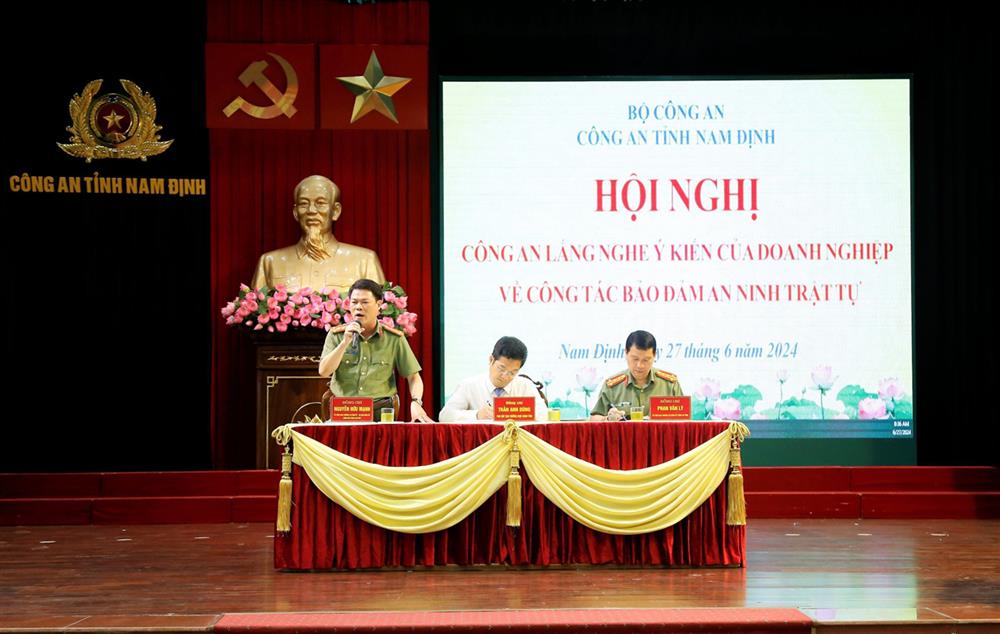Đại tá Nguyễn Hữu Mạnh, Giám đốc Công an tỉnh giải đáp các ý kiến của doanh nghiệp.
