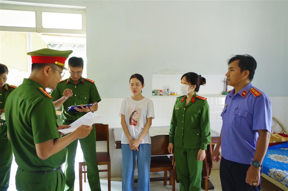 Cơ quan Cánh sát điều tra Công an thành phố Phan Rang - Tháp Chàm tống đạt các quyết định đối với bị can Đặng Trúc Quỳnh.