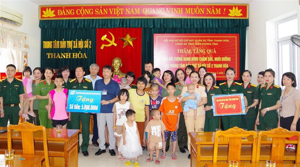 Hội Phụ nữ khối lực lượng vũ trang thăm, tặng quà cho trẻ em khuyết tật và mồ côi tại Trung tâm bảo trợ xã hội số 2 tỉnh Thanh Hoá.