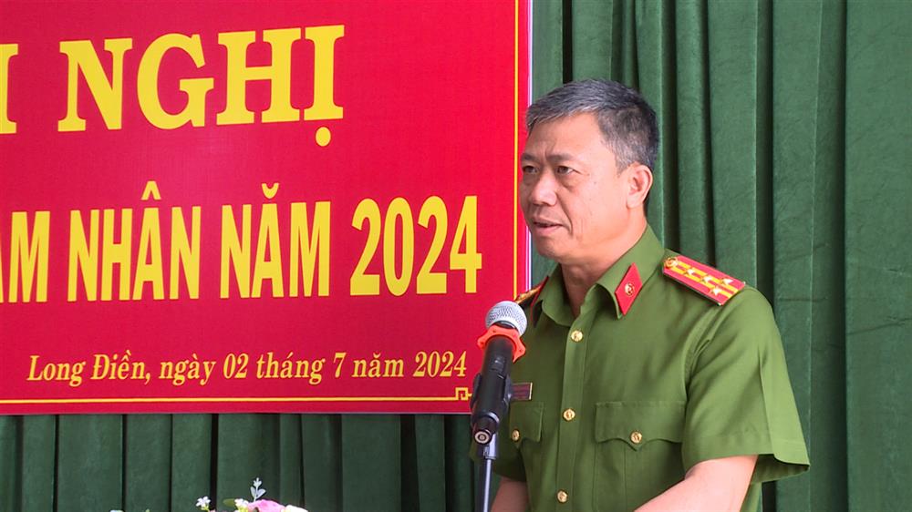 Đại tá Nguyễn Anh Hùng, Phó Giám Công an tỉnh phát biểu chỉ đạo tại hội nghị.