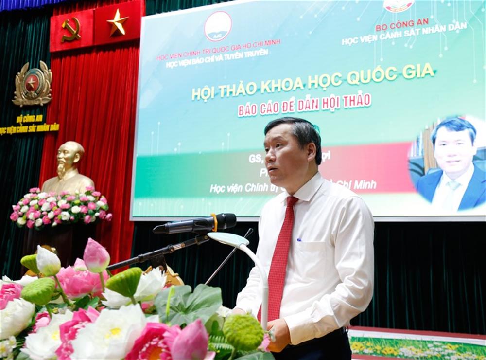 GS.TS Lê Văn Lợi, Phó Giám đốc Học viện Chính trị Quốc gia Hồ Chí Minh báo cáo đề dẫn Hội thảo.