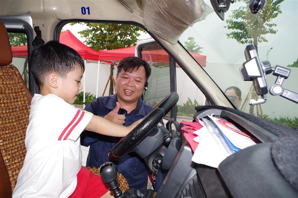Các em học sinh thực hành kỹ năng thoát hiểm khi kẹt trong xe ô tô, khi ô tô sự cố.