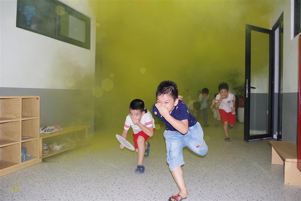 Các em thực hành trải nghiệm kỹ năng di chuyển thoát nạn trong môi trường có nhiều khói, khí độc.