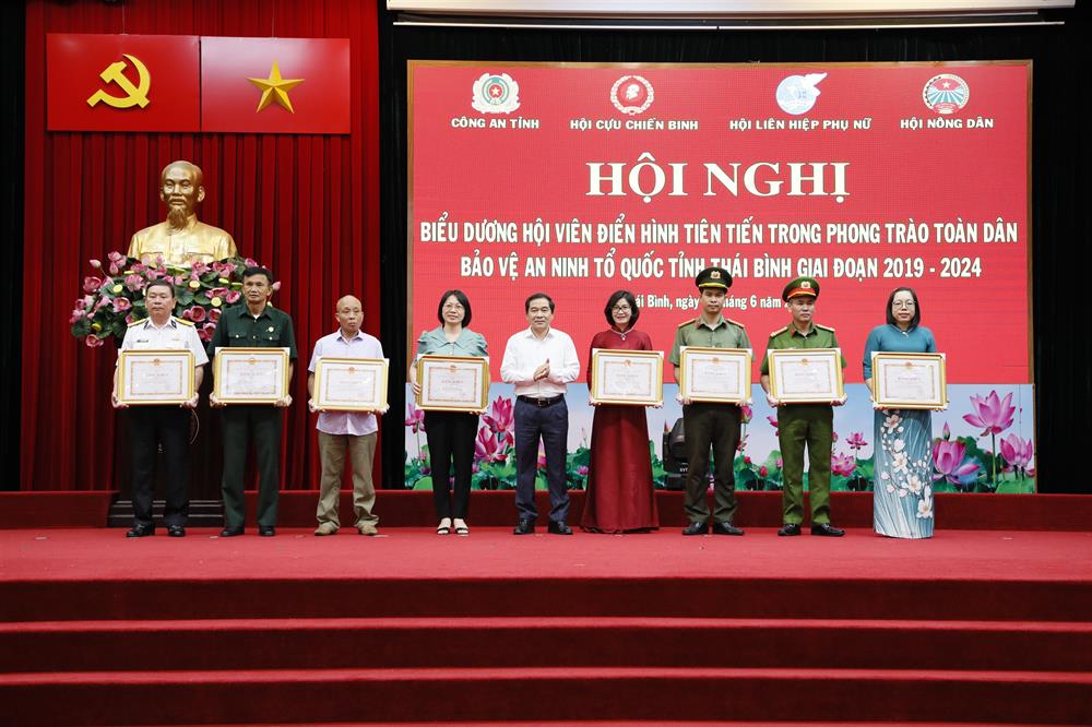 Đồng chí Nguyễn Tiến Thành – Phó Bí thư Thường trực Tỉnh ủy, Chủ tịch HĐND tỉnh trao thưởng cho các cá nhân có thành tích xuất sắc