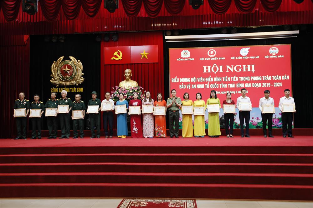 Đại tá Trần Văn Phúc, Giám đốc Công an tỉnh trao thưởng cho các cá nhân có thành tích xuất sắc.
