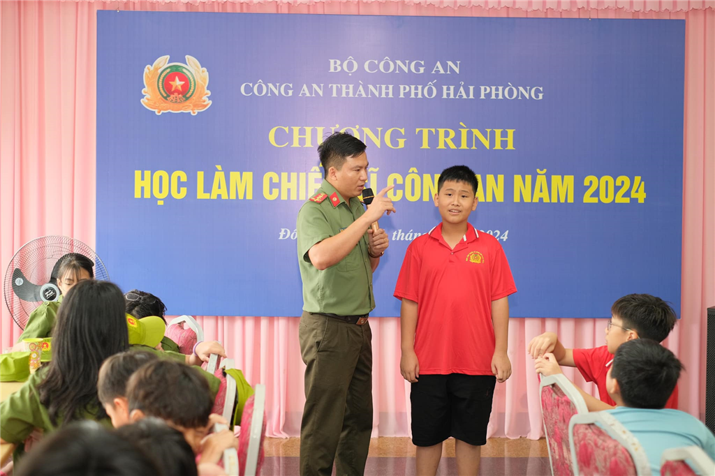 Một buổi học tập tìm hiểu về lịch sử truyền thống Công an nhân dân.