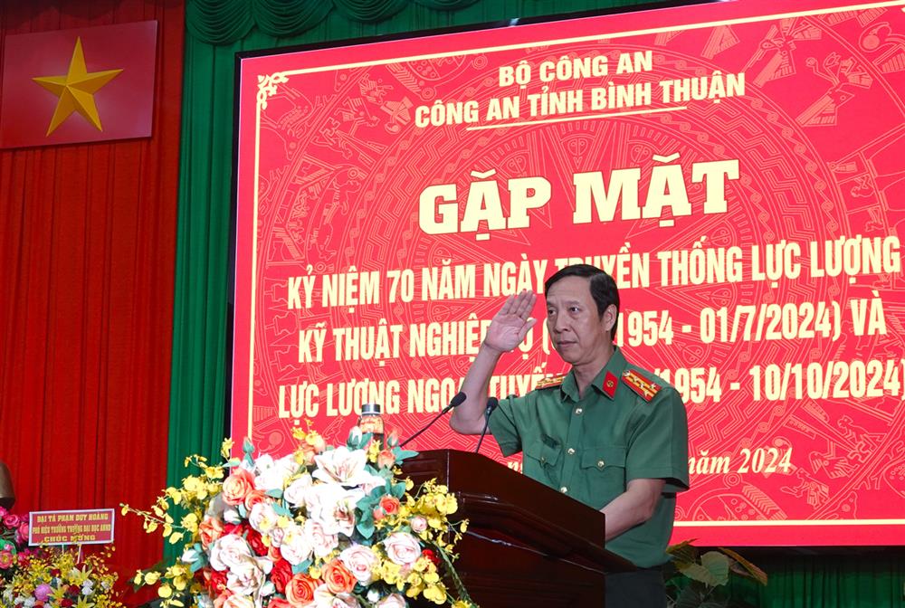 Đồng chí Đại tá Lê Thanh Hùng, Phó giám đốc Công an tỉnh phát biểu trong buổi gặp mặt.