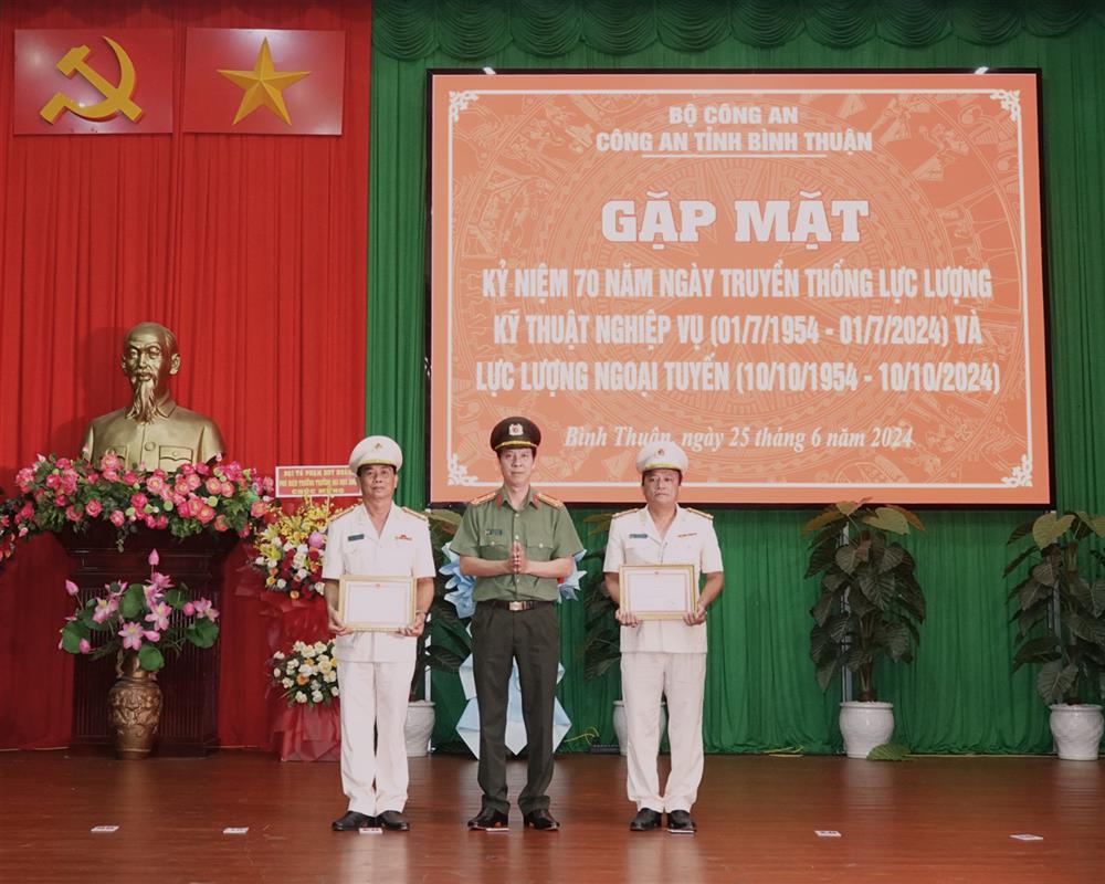 Đại tá Lê Thanh Hùng trao Giấy khen tặng tập thể Phòng Kỹ thuật nghiệp vụ và ngoại tuyến và cá nhân Đại tá Võ Văn Thọ.