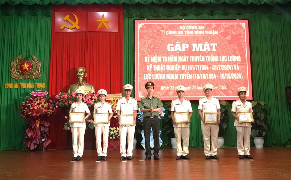 Đại tá Lê Thanh Hùng trao Giấy khen tặng các cá nhân.
