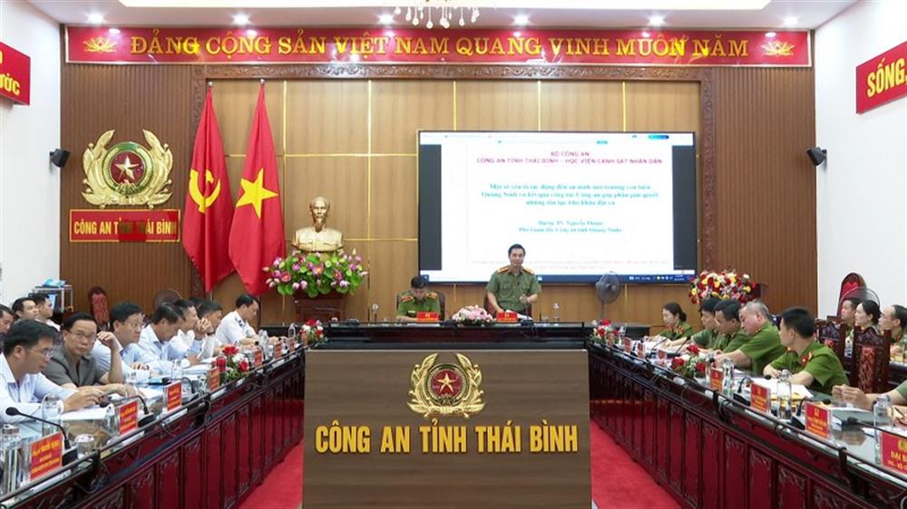 Đại tá, TS Trần Văn Phúc, Giám đốc Công an tỉnh Thái Bình điều hành phần tham luận.