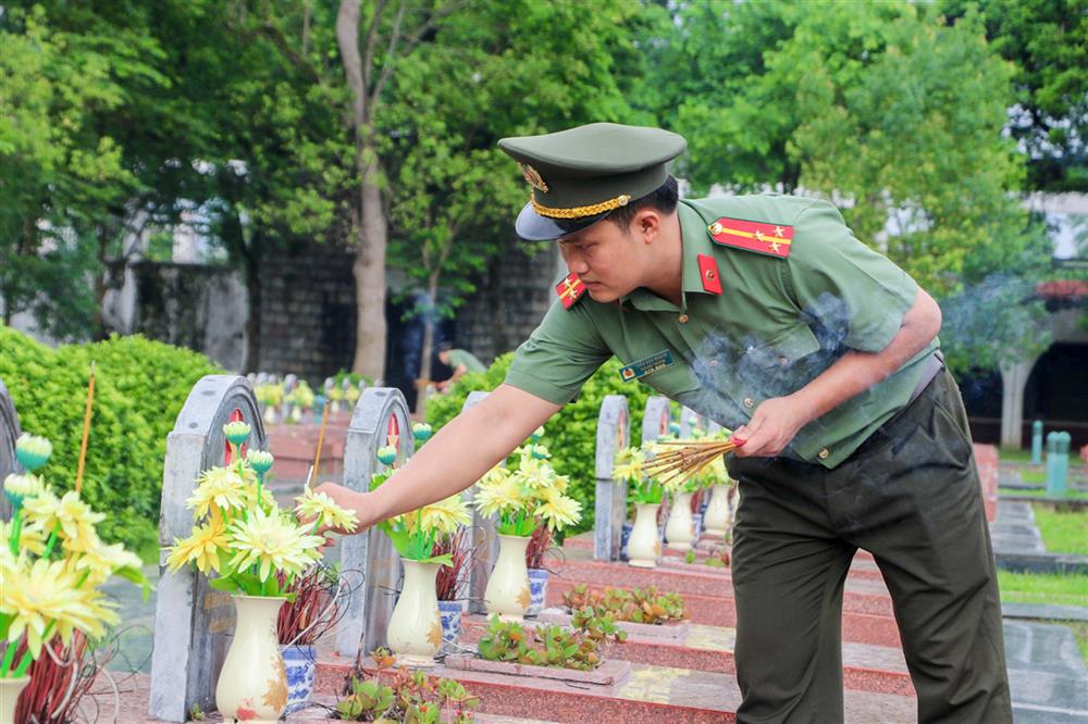 Đoàn công tác của Công an Khánh Hoà đã tổ chức dâng hương tưởng niệm các Anh hùng Liệt sỹ.