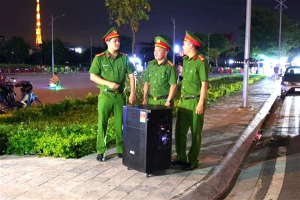 Công an thành phố Nam Định tổ chức chiến dịch tuyên truyền về các thủ đoạn lừa đảo của tội phạm chiếm đoạt tài sản trên không gian mạng bằng loa kéo di động.