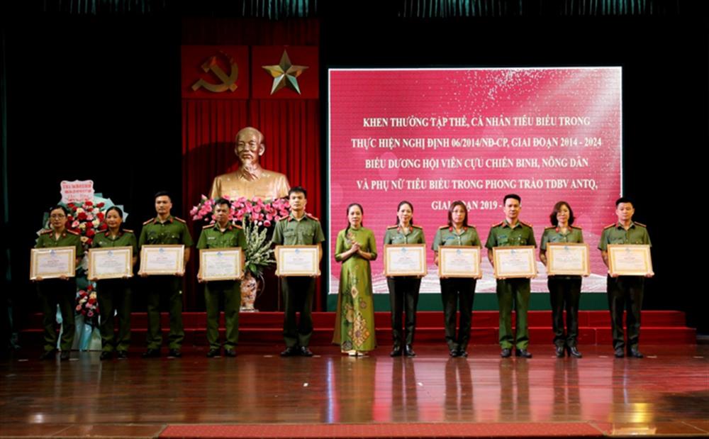 80 tập thể và cá nhân hội viên Cựu chiến binh, Nông dân, Phụ nữ tiêu biểu trong phong trào toàn dân bảo vệ ANTQ tỉnh Nam Định, giai đoạn 2019 - 2024 đã được biểu dương, khen thưởng.