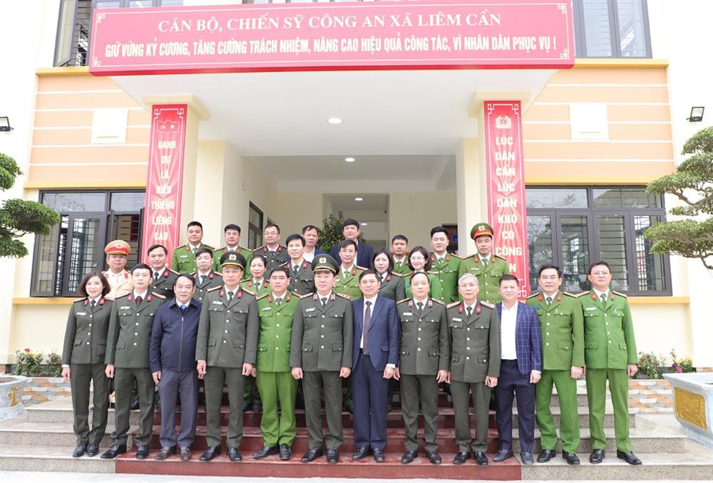 Thượng tướng Trần Quốc Tỏ - Uỷ viên Trung ương Đảng, Thứ trưởng Bộ Công an cùng các đại biểu chụp ảnh lưu niệm tại Trụ sở Công an xã Liêm Cần, huyện Thanh Liêm.