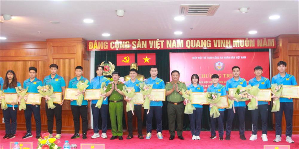 Thiếu tướng Đỗ Triệu Phong và Thiếu tướng Nguyễn Ngọc Thanh, Phó Tư lệnh Bộ Tư lệnh Cảnh sát cơ động thừa ủy quyền của lãnh đạo Bộ Công an trao Bằng khen cho các vận động viên.