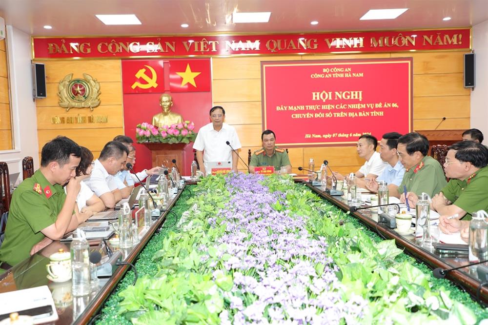 Đồng chí Nguyễn Đức Vượng, Phó Chủ tịch UBND tỉnh Hà Nam phát biểu tại Hội nghị.