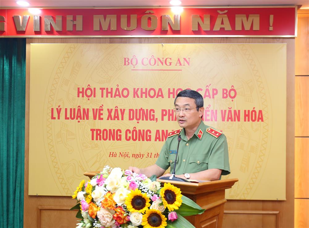 Trung tướng Nguyễn Ngọc Toàn chủ trì Hội thảo.