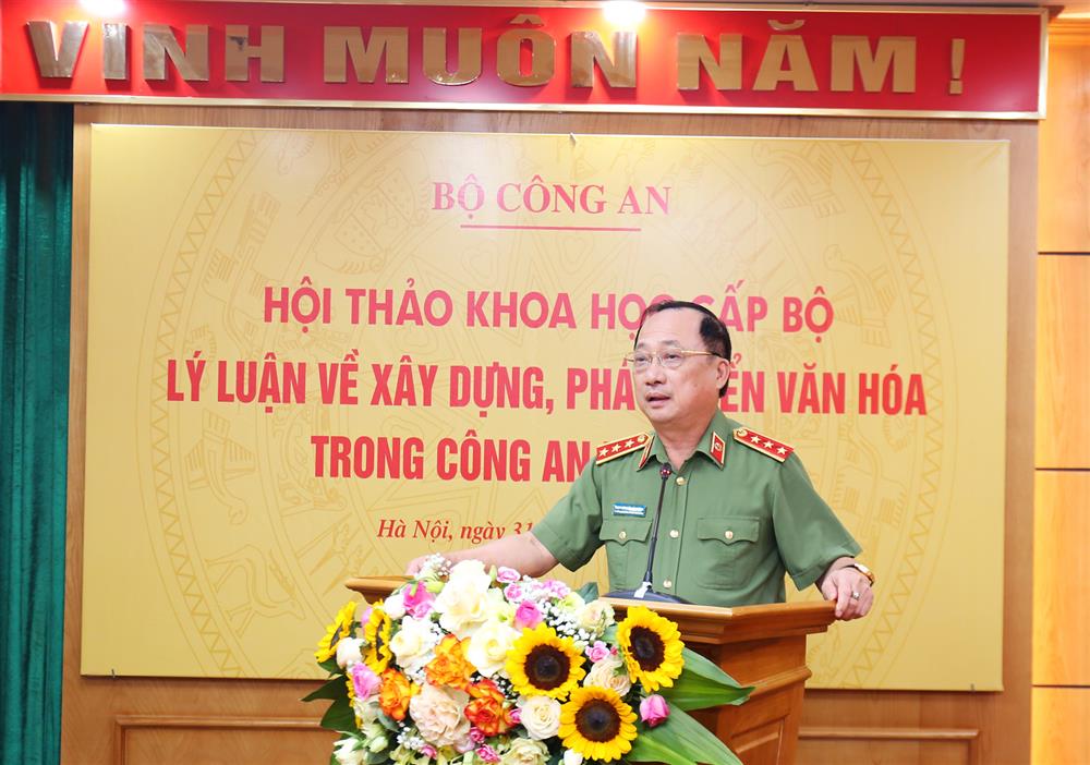 Thượng tướng, PGS.TS Nguyễn Văn Thành phát biểu tham luận tại Hội thảo.