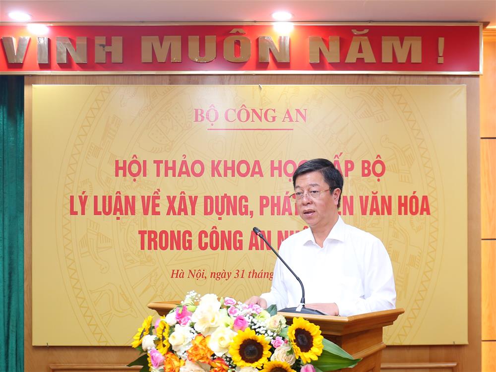 PGS.TS Vũ Trọng Lâm phát biểu tham luận tại Hội thảo.