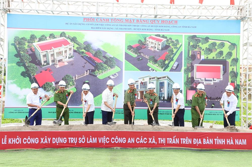 Đại tá Tô Anh Dũng, Giám đốc Công an tỉnh và các đồng chí lãnh đạo, đại biểu thực hiện nghi thức khởi công xây dựng trụ sở Công an xã.