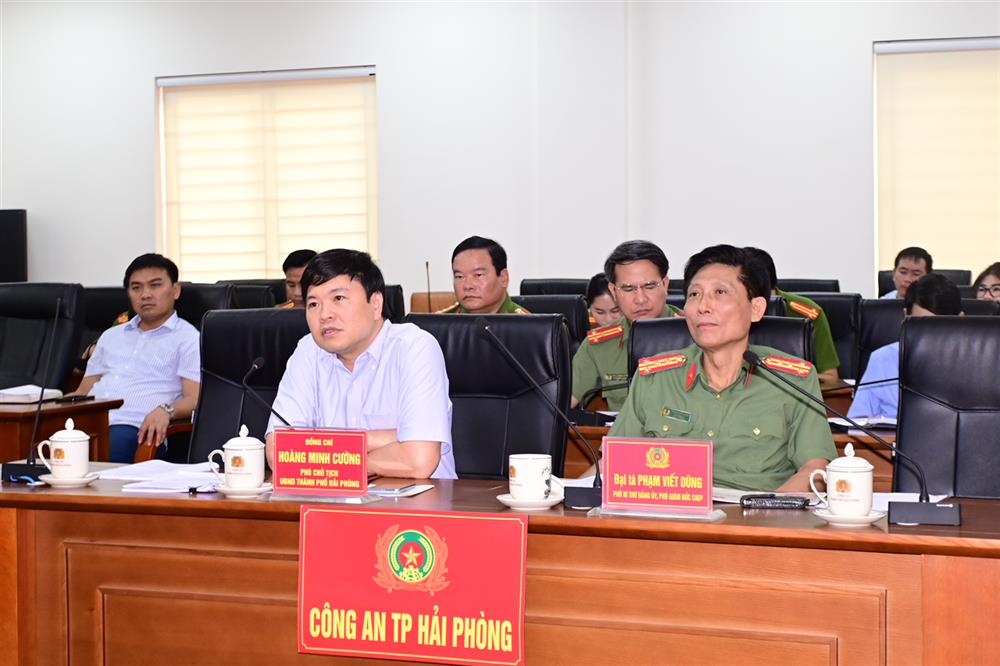 Phó Chủ tịch UBND TP Hoàng Minh Cường và Phó Giám đốc CATP, Đại tá Phạm Viết Dũng đồng chủ trì hội nghị.
