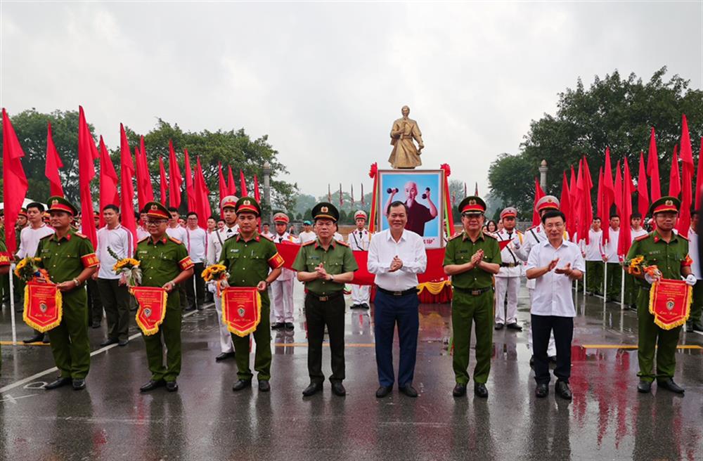 Ban Tổ chức trao Cờ lưu niệm tặng các đội thi.