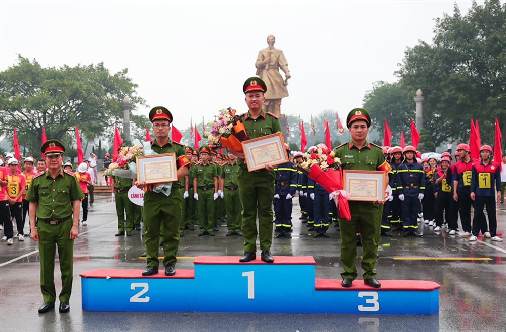 Trung tướng Nguyễn Tuấn Anh, Cục trưởng Cục Cảnh sát PCCC và CNCH, Bộ Công an trao Giải Nhất, Nhì, Ba toàn đoàn cho các đội thi.
