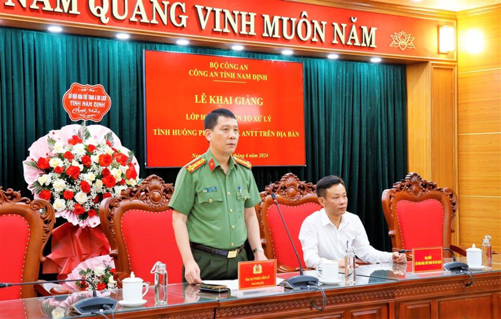 Đại tá Phan Văn Lý, Phó Giám đốc Công an tỉnh phát biểu tại lớp tập huấn.