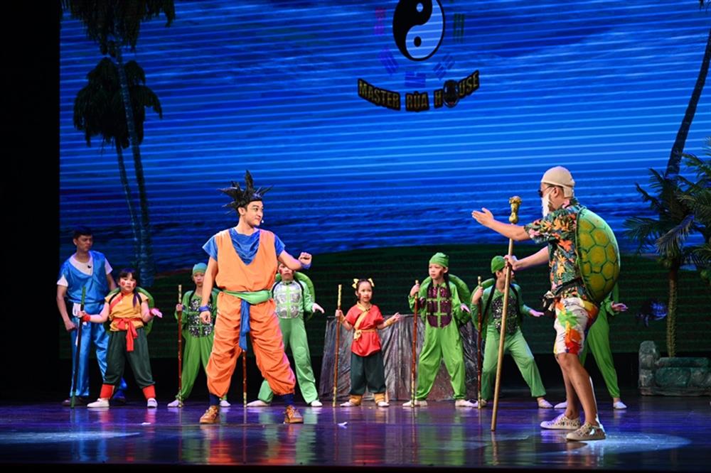 đại biểu và các cháu xem các nghệ sĩ Nhà hát kịch Việt Nam biểu diễn vở kịch "Rồng thần trở lại".