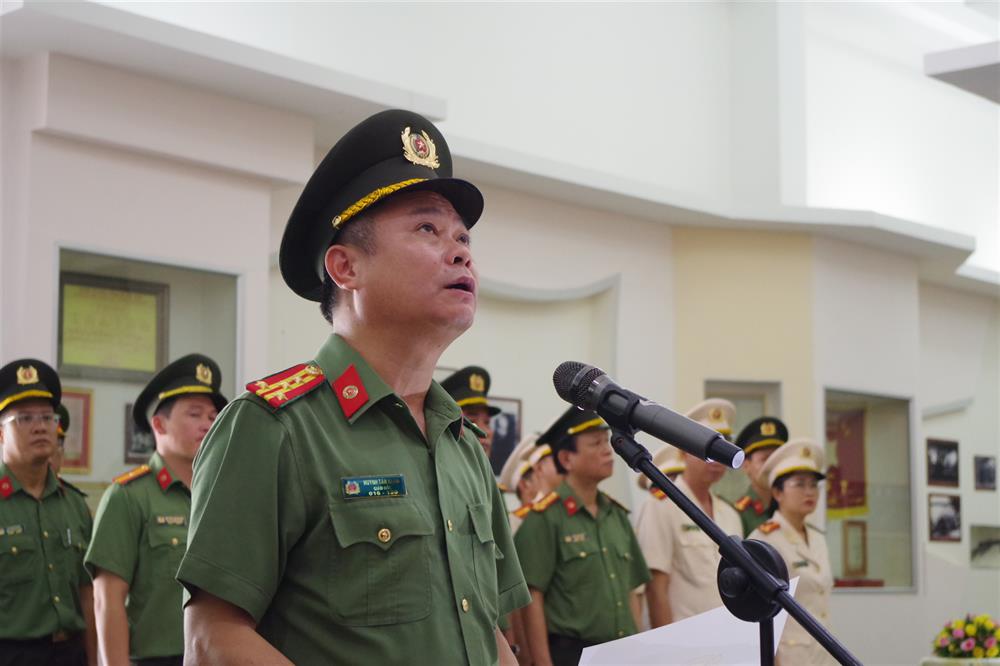 Đại tá Huỳnh Tấn Hạnh báo công dâng Bác tại nhà tưởng niệm Người trong khuôn viên Ban An ninh Trung ương Cục miền Nam.