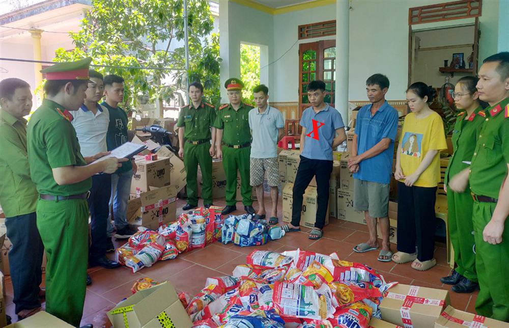 1. Cơ quan điều tra Công an huyện Vĩnh Lộc thi hành Lệnh khám xét khẩn cấp Tổng kho Đông Hưng do Lê Tuấn Thành (dấu X) làm chủ.