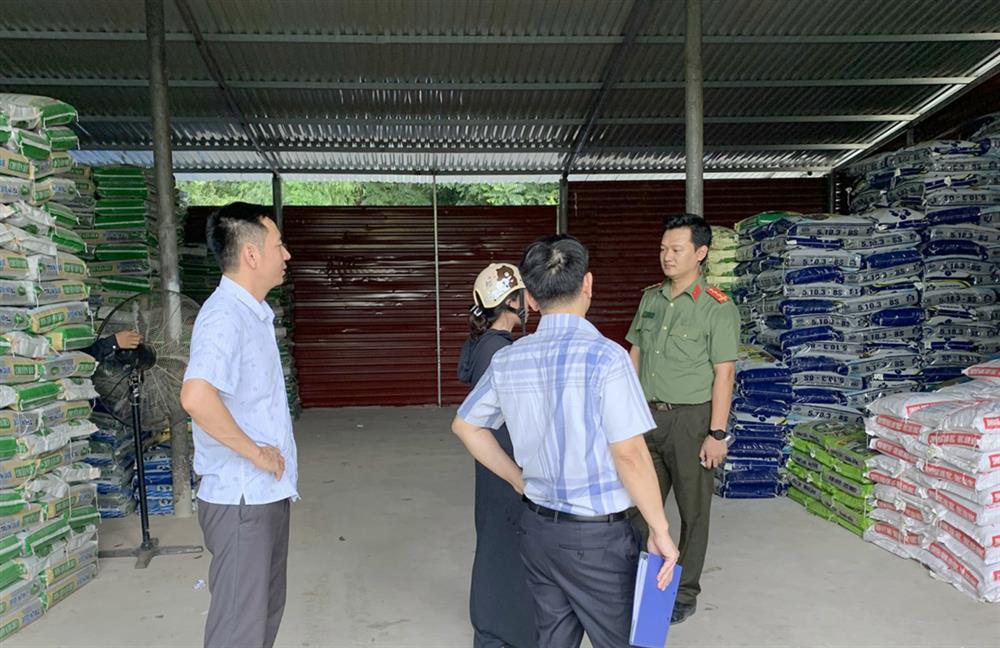 1. Đoàn kiểm tra liên ngành kiểm tra phát hiện trên 40 tấn hàng giả về chất lượng tại kho hàng tại hộ kinh doanh Lê Thị P.