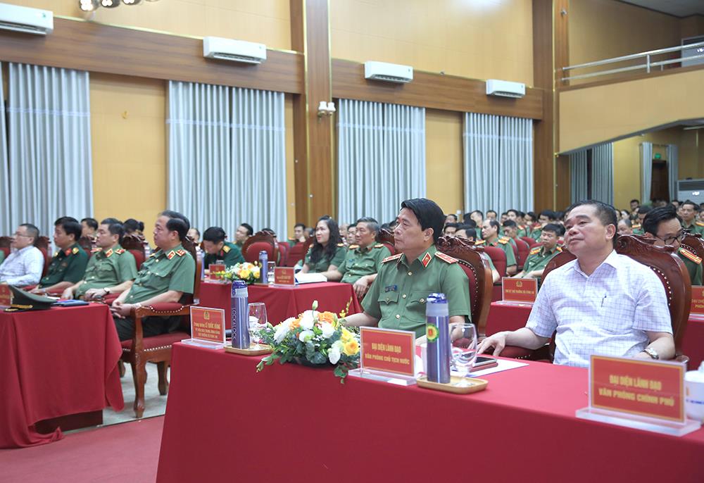 Thừa ủy quyền, Tư lệnh Trần Hải Quân trao Bằng khen của Thủ tướng Chính phủ tặng Đại tá Võ Anh Tuấn, Phó Tư lệnh Bộ Tư lệnh Cảnh vệ.