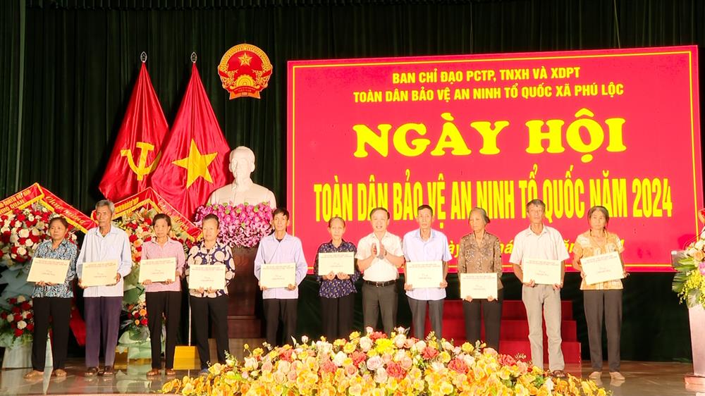 Đồng chí Phạm Tất Thắng tặng quà cho 10 gia đình có hoàn cảnh khó khăn trên địa bàn xã Phú Lộc.