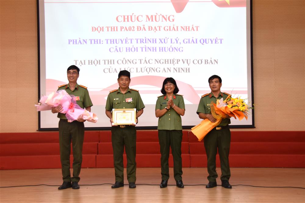 Trao Giải Nhất cho Đội thi Phòng An ninh nội địa.