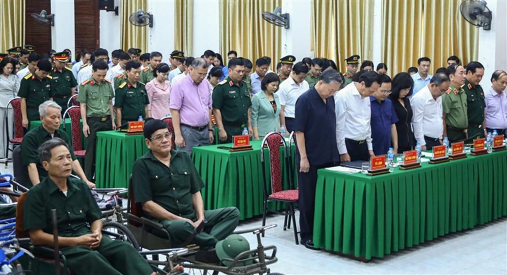 Chủ tịch nước Tô Lâm và đại biểu cùng các thương binh tưởng niệm các Anh hùng liệt sĩ và Tổng Bí thư Nguyễn Phú Trọng.