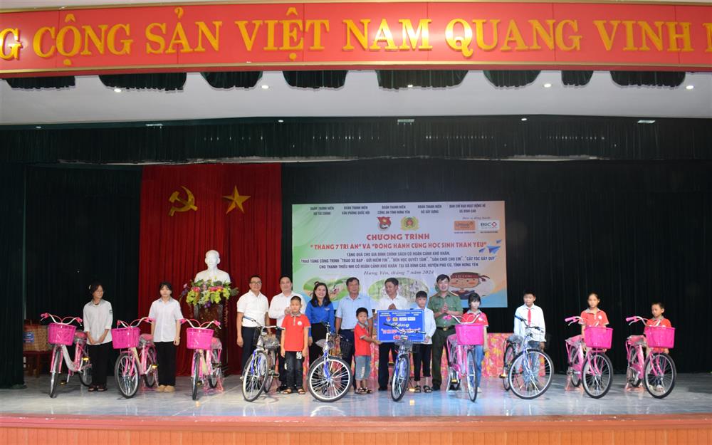 Đoàn trao tặng xe đạp cho các cháu thiếu nhi hoàn cảnh khó khăn có thành tích xuất sắc trong học tập.